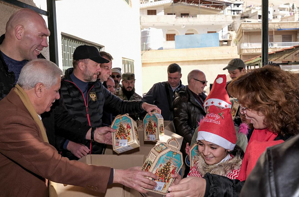 Школы и больницы сирийского города Маалюля получили технику и новогодние подарки из РФ